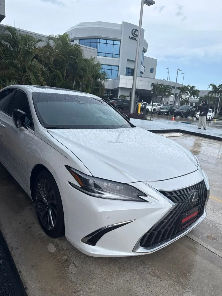 Used 2025 Eminent White Pearl Lexus 300h Ultra Luxury image 1