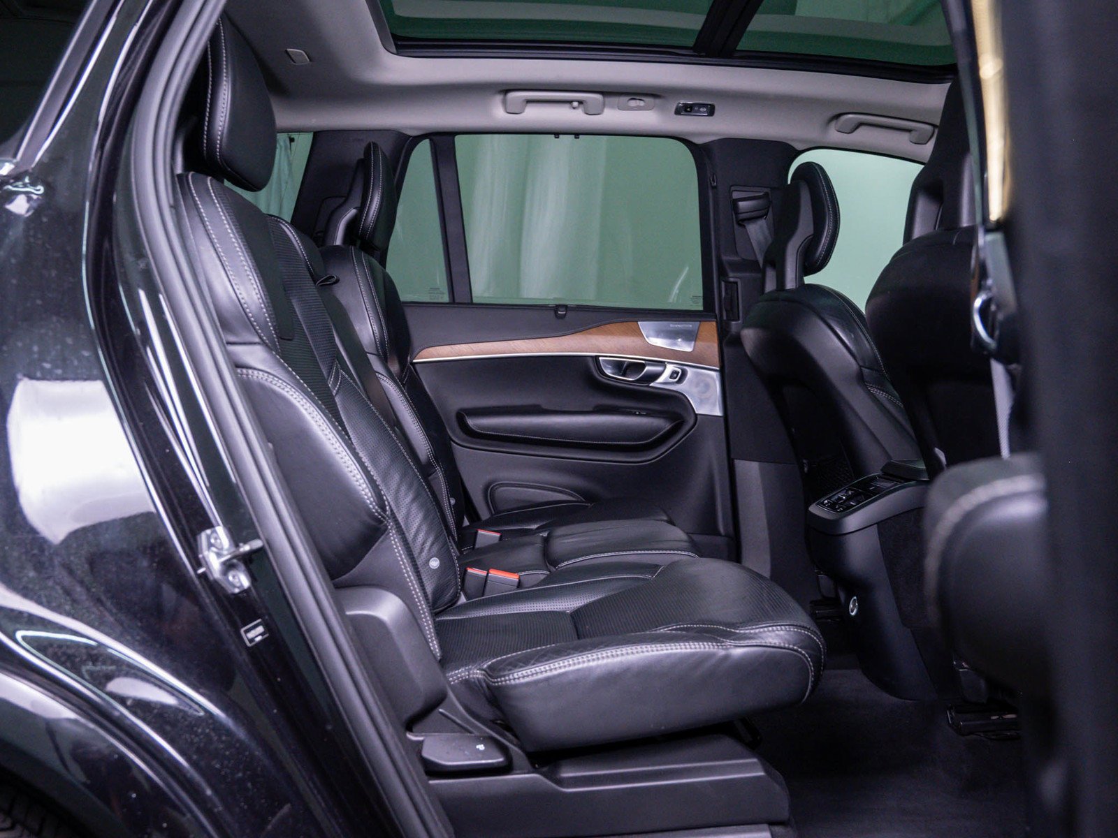 Used 2018 Onyx Black Metallic Volvo Inscription image 12
