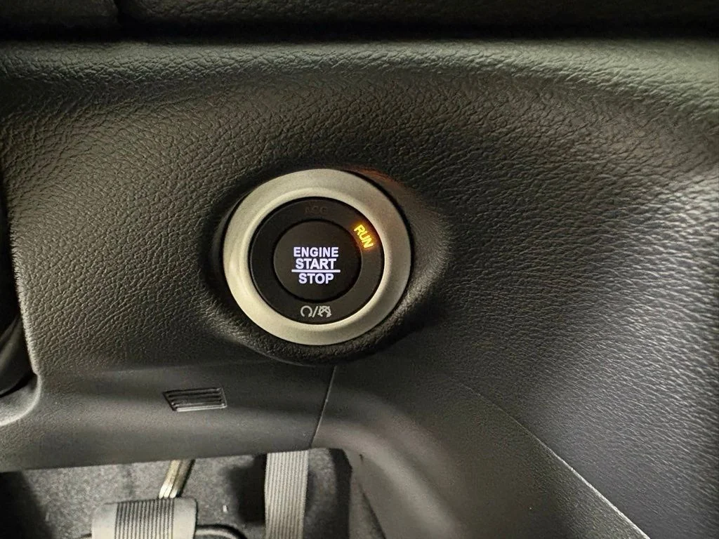 New 2027 White/off-white Chrysler Select image 26