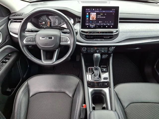 Used 2022 Red Jeep Latitude image 15