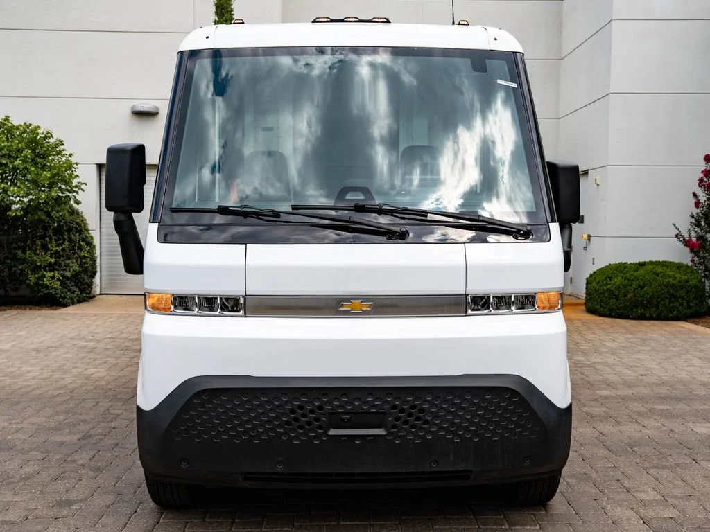 Used 2025 Oyster White Chevrolet 400 image 2