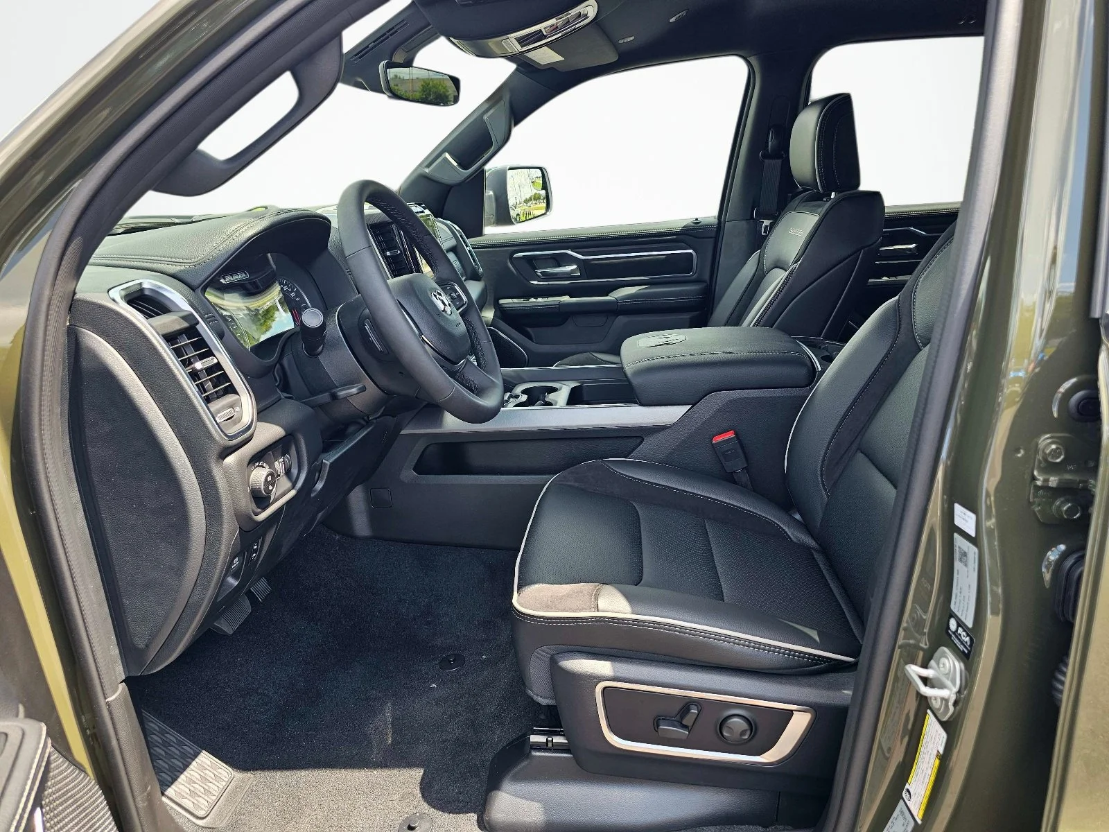 New 2027 Tank Ram Laramie image 18