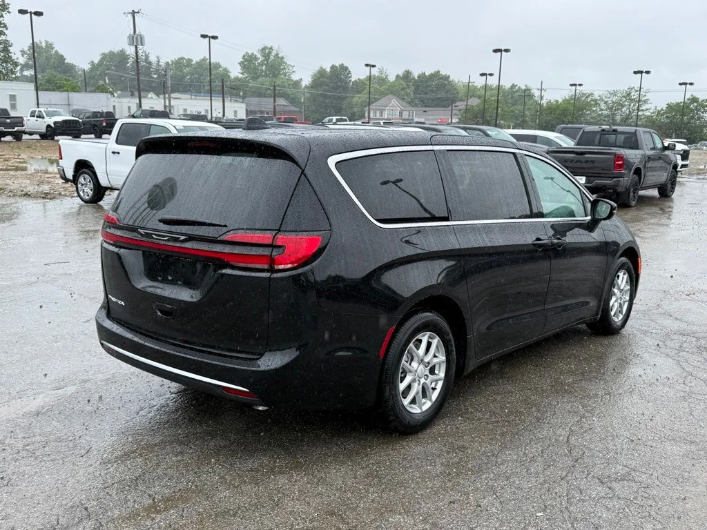 New 2027 Diamond Black Crystal Pearl-Coat Exterior Paint Chrysler Select image 6