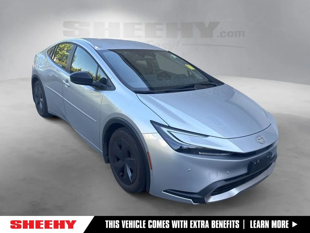 Used 2024  Toyota SE image 1