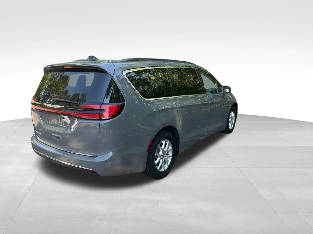 Used 2022 White Chrysler Touring L image 5