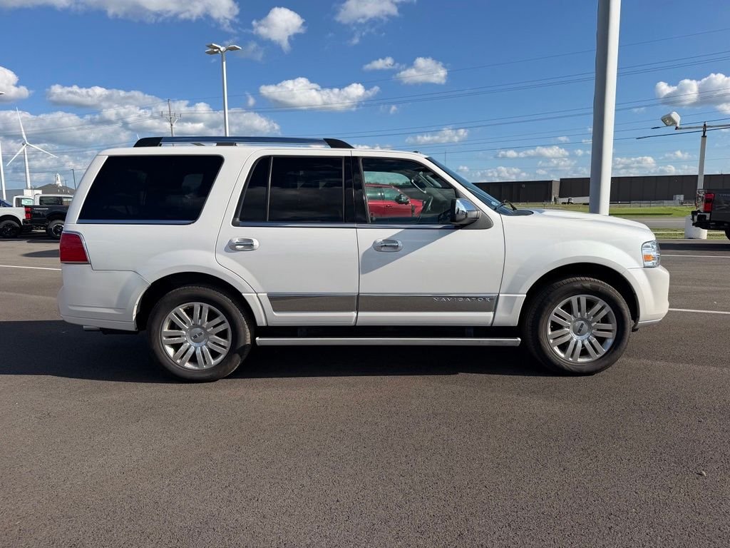 Used 2014 White Lincoln Base image 4