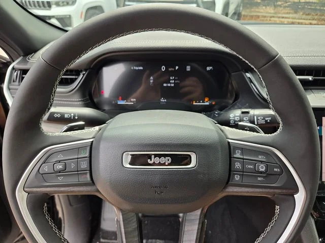 New 2026 Diamond Black Crystal Pearl-Coat Exterior Paint Jeep Altitude image 26