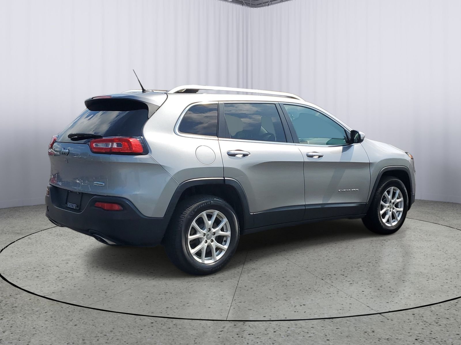 Used 2015 Silver Jeep Latitude image 4
