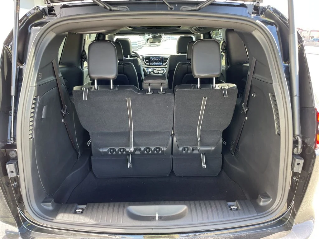 2026 Chrysler Pacifica Select - Photo 10