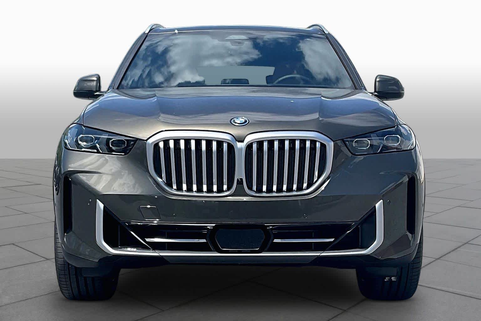 Used 2026 Manhattan Green Metallic BMW xDrive50e image 3