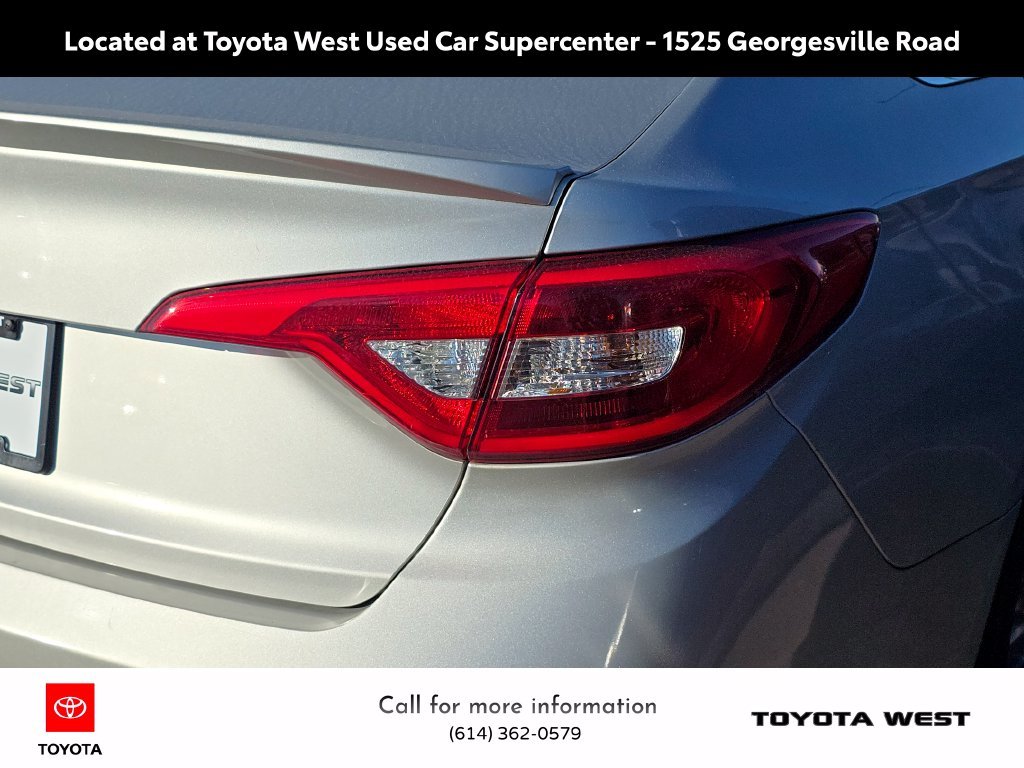 Used 2017 Silver Hyundai SE image 9