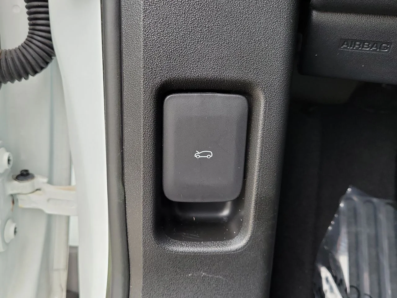 Used 2023 White Land Rover S image 27