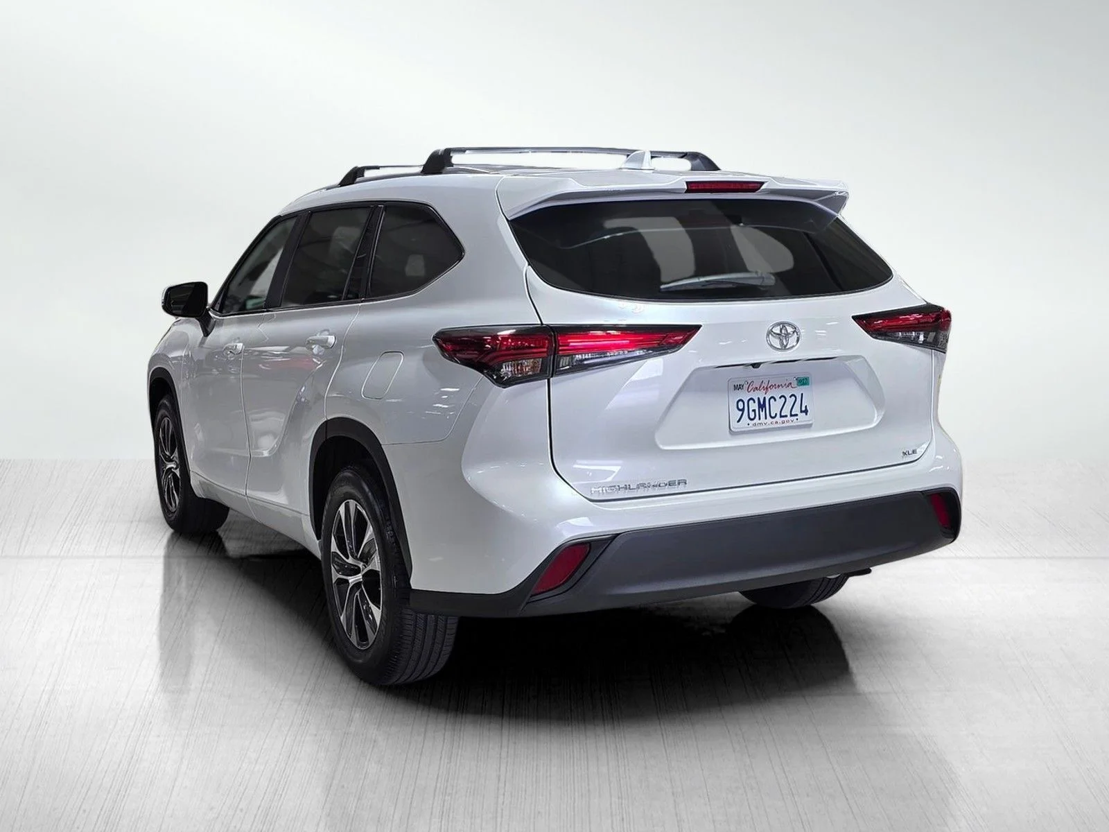 Used 2023 Wind Chill Pearl Toyota XLE image 5