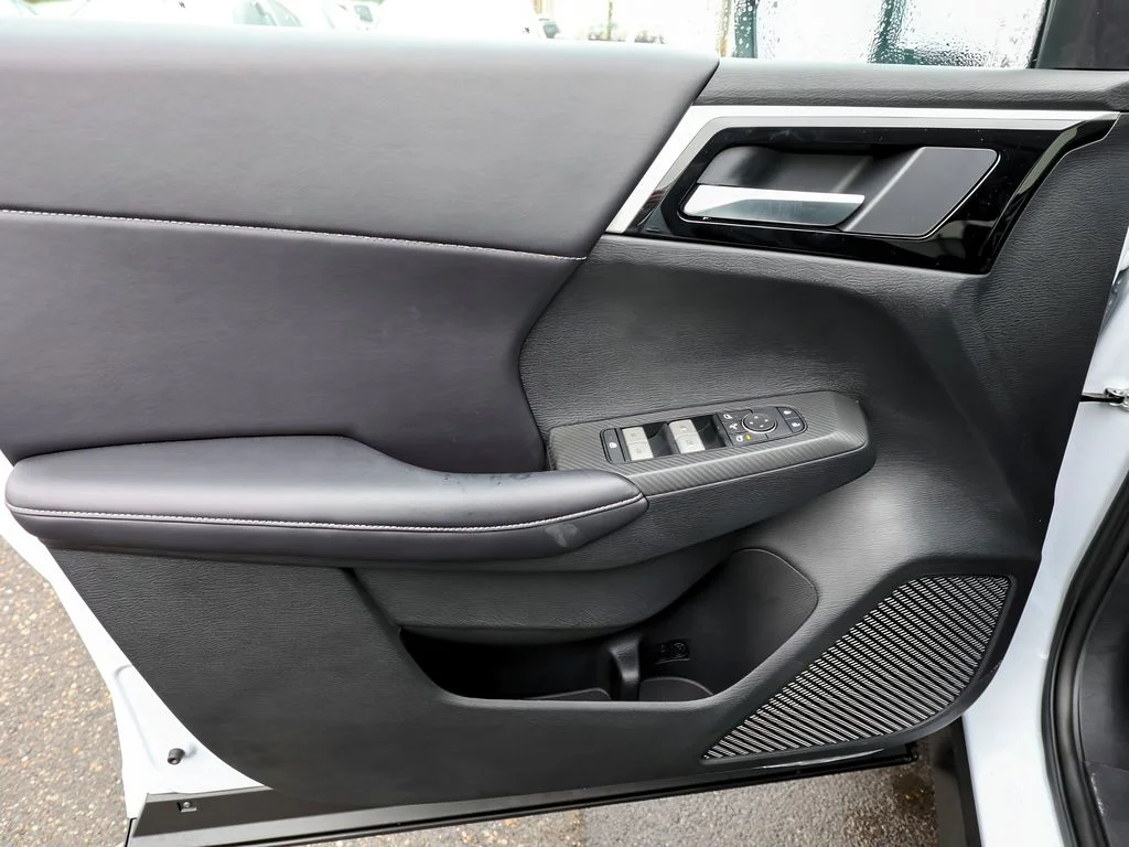 New 2025 White Diamond Mitsubishi SE image 10