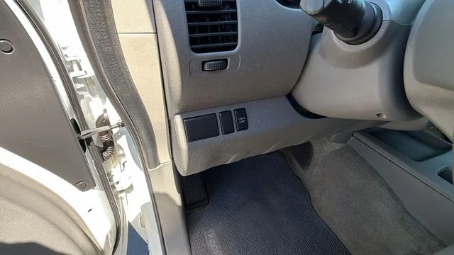 Used 2015 White Nissan S image 28