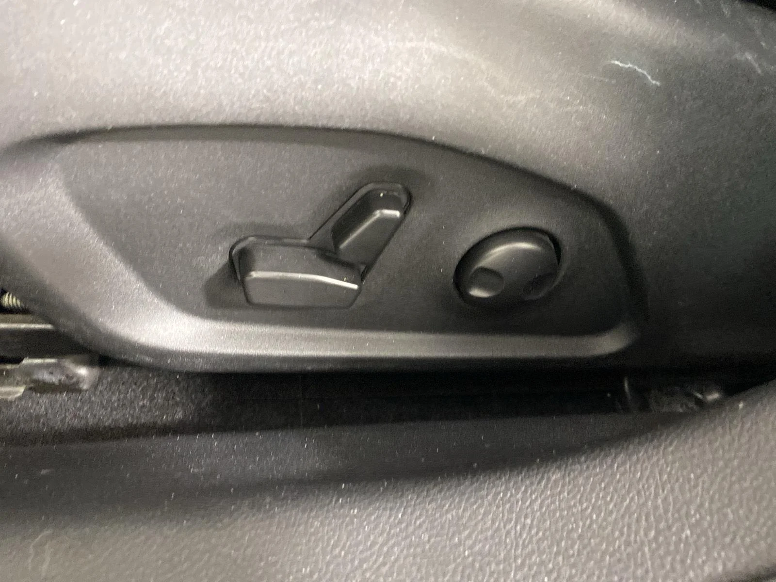 Used 2022 Diamond Black Crystal Pearlcoat Jeep Latitude image 21