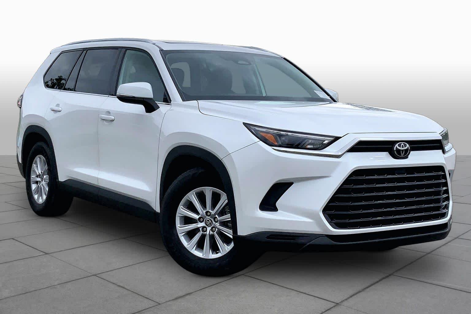 Used 2025 Wind Chill Pearl Toyota XLE image 3