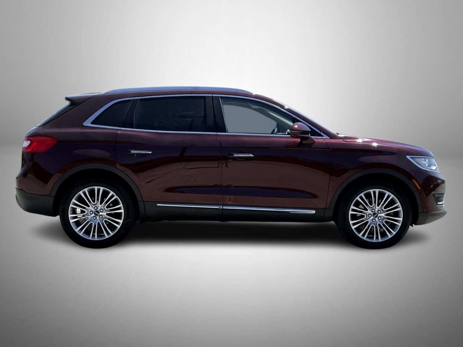 Used 2017 Red Lincoln Reserve image 4