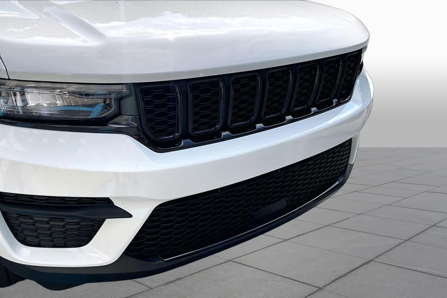 Used 2025 Bright White Clearcoat Jeep Altitude X image 30