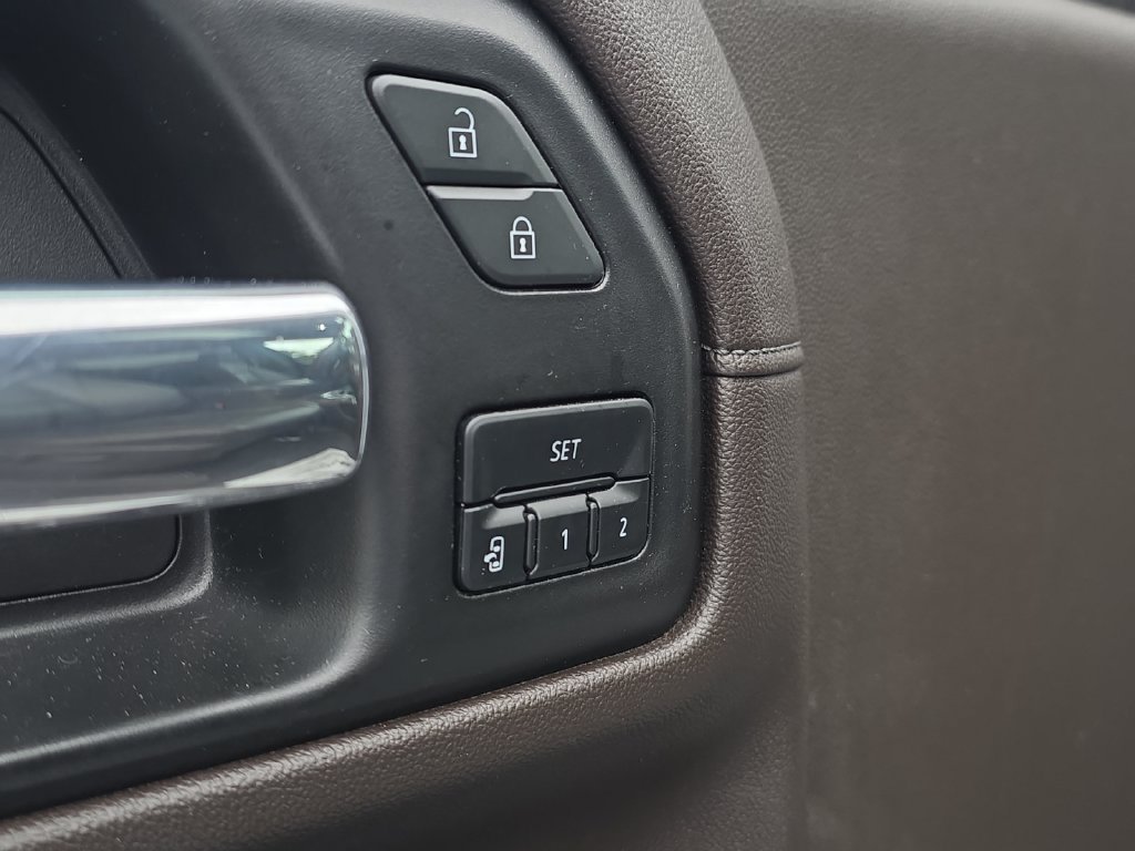 Used 2021 White GMC Denali image 28