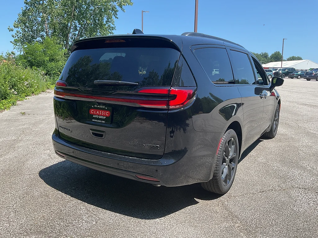 New 2027 Diamond Black Crystal Pearl-Coat Exterior Paint Chrysler Limited image 5
