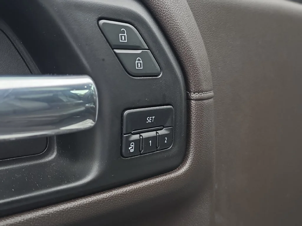 Used 2021 White GMC Denali image 28