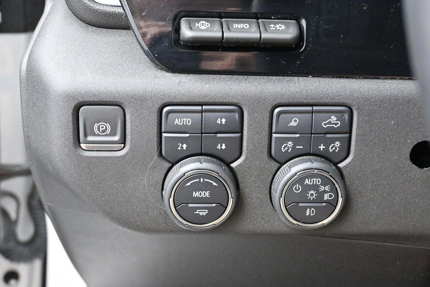Used 2024 Iridescent Pearl Tricoat Chevrolet High Country image 31