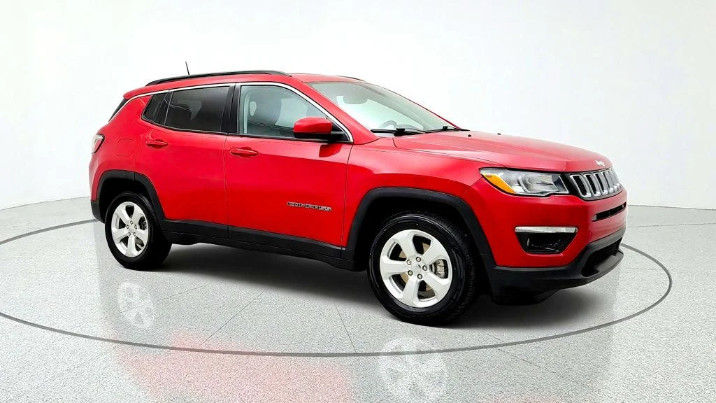 Used 2019 Redline Pearlcoat Jeep Latitude FWD image 3