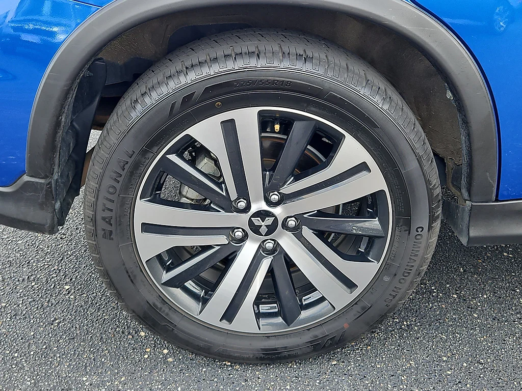 Used 2026 Octane Blue Metallic Mitsubishi SE image 5