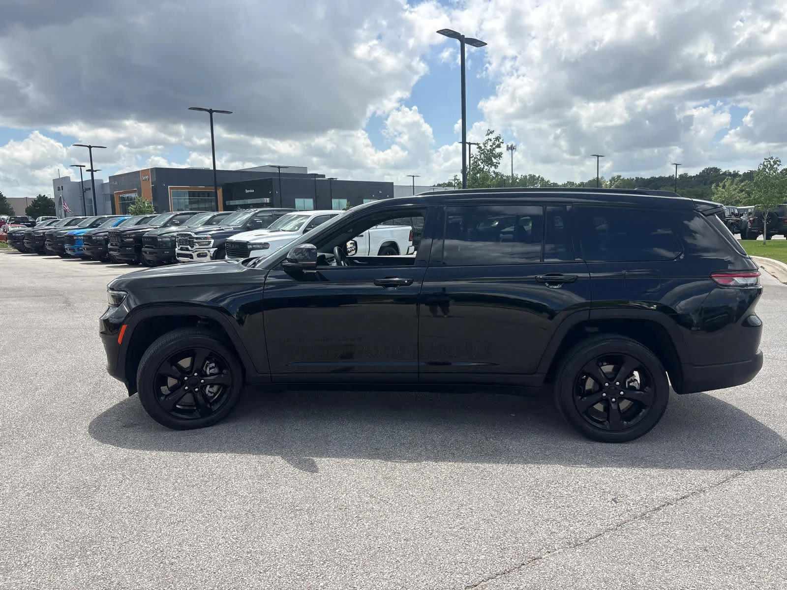 Used 2023 Diamond Black Crystal Pearlcoat Jeep Altitude X image 6