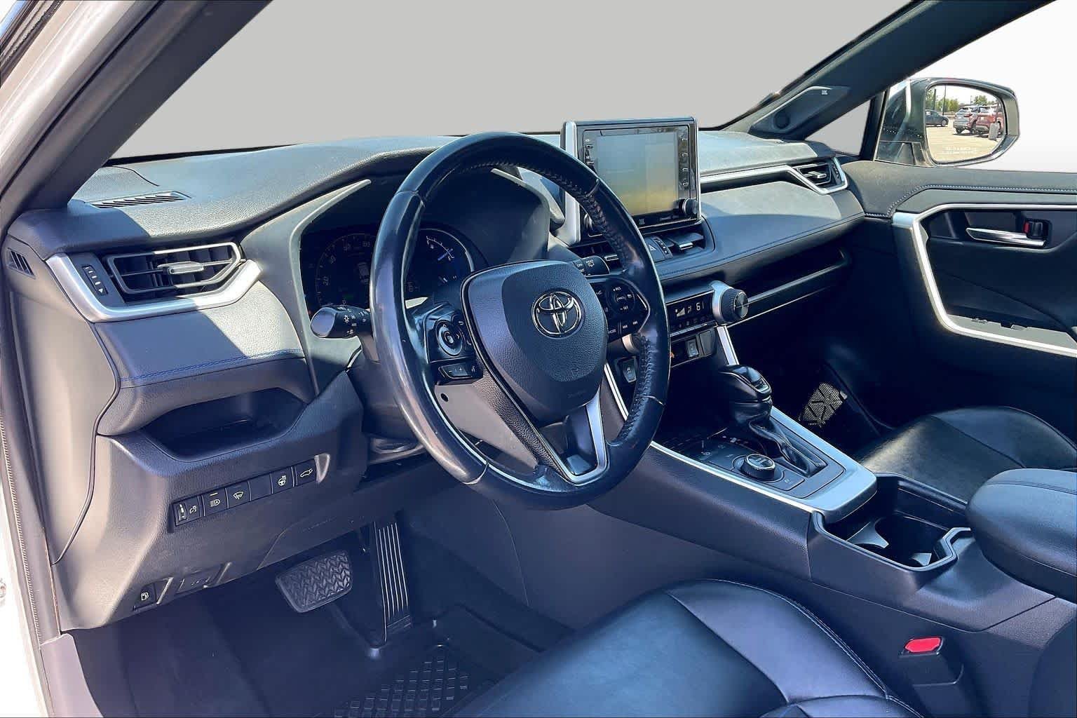 Used 2019 Blizzard Pearl w/Black Roof Toyota Hybrid XSE image 18