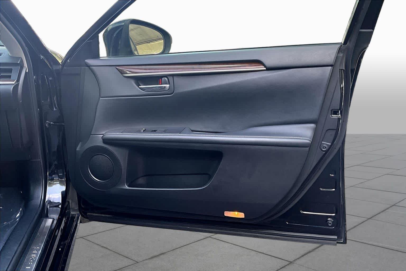 Used 2015 Obsidian Lexus  image 23
