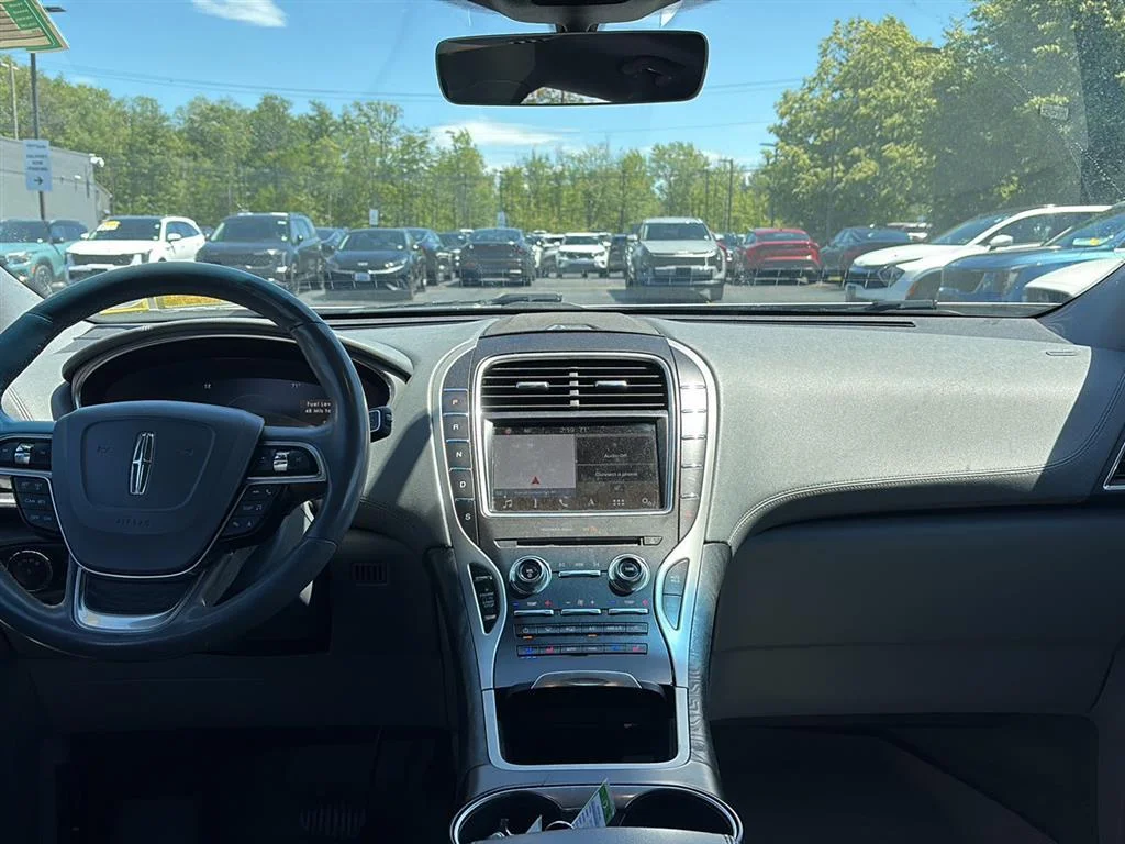 Used 2019 White Platinum Tri-Coat Lincoln Reserve image 2