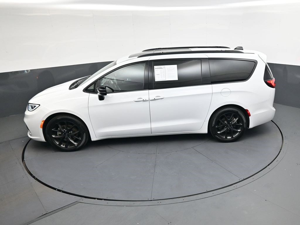 Used 2025 Bright White Clearcoat Chrysler Limited image 31