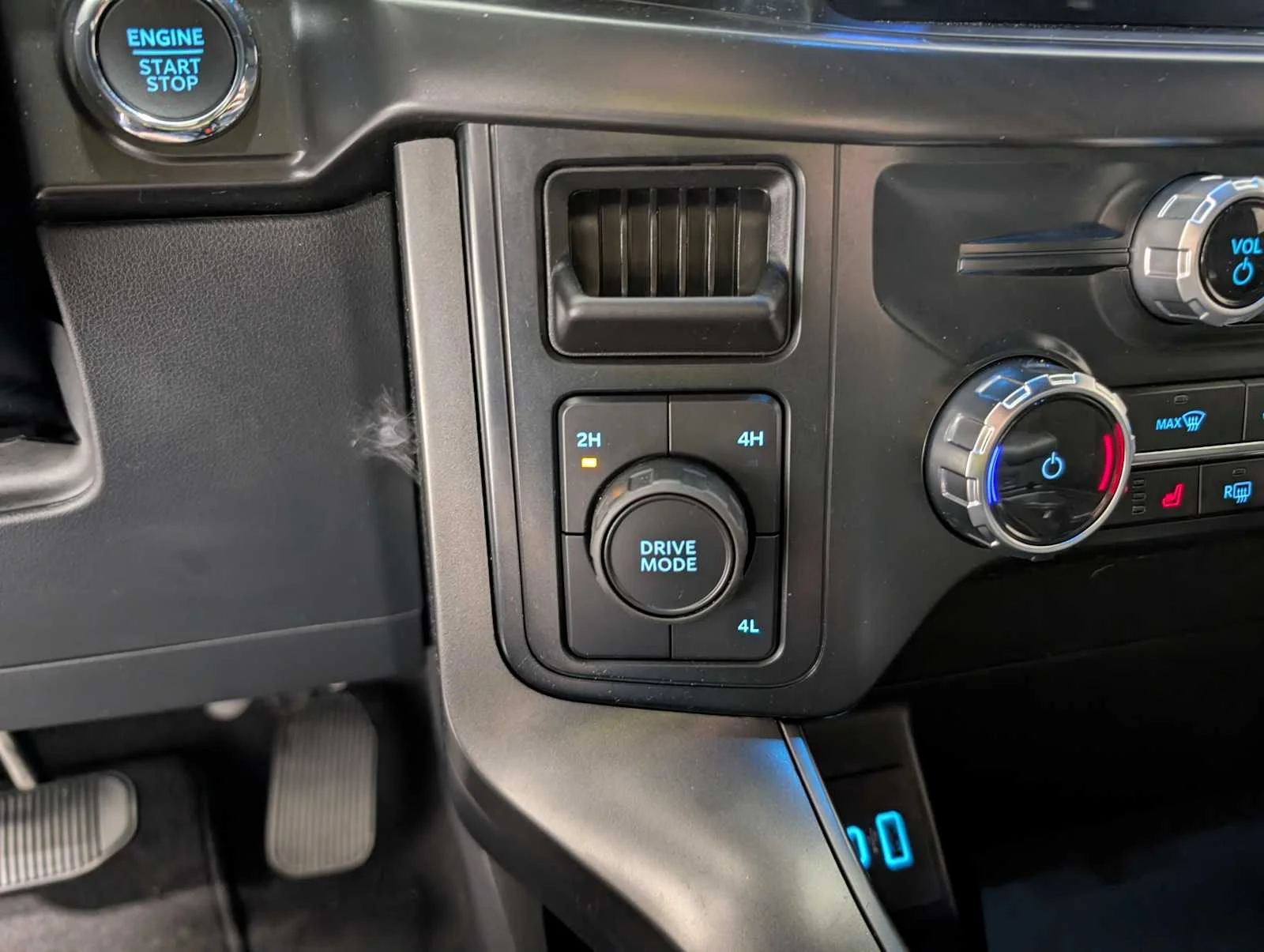 Used 2024 Agate Black Metallic Ford XLT image 34