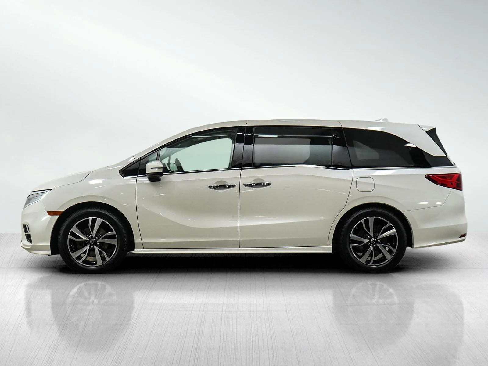Used 2018 Honda Odyssey Elite with VIN 5FNRL6H92JB100303 for sale in Burnsville, Minnesota