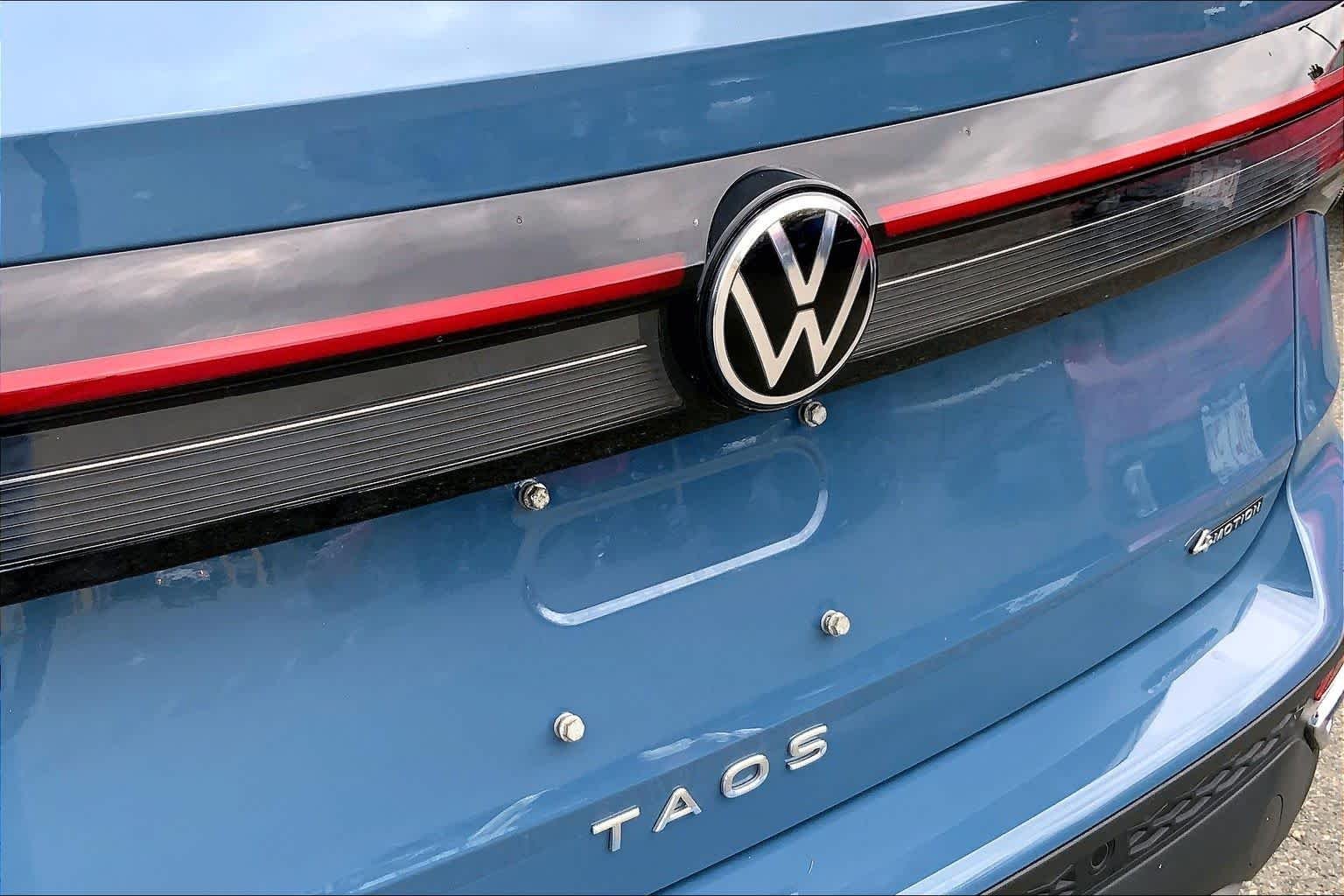 Used 2025 Monterey Blue Pearl Volkswagen SE image 10
