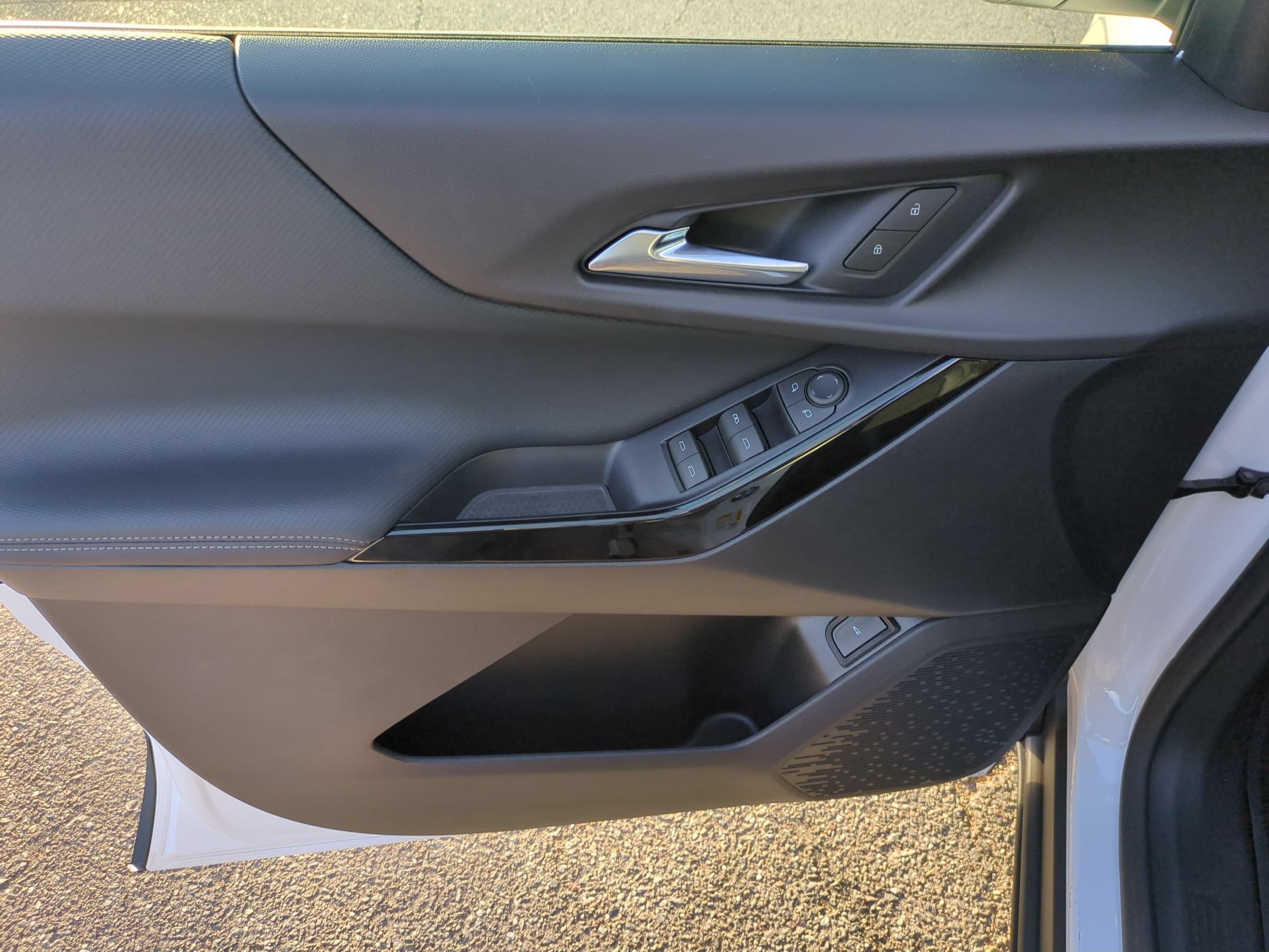 New 2027 Summit White Chevrolet LT image 24