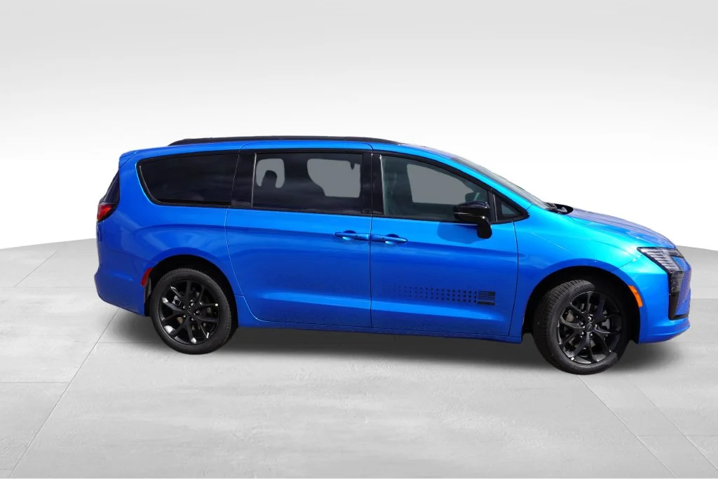 New 2027 Hydro Blue Pearl-Coat Paint Chrysler Select image 2