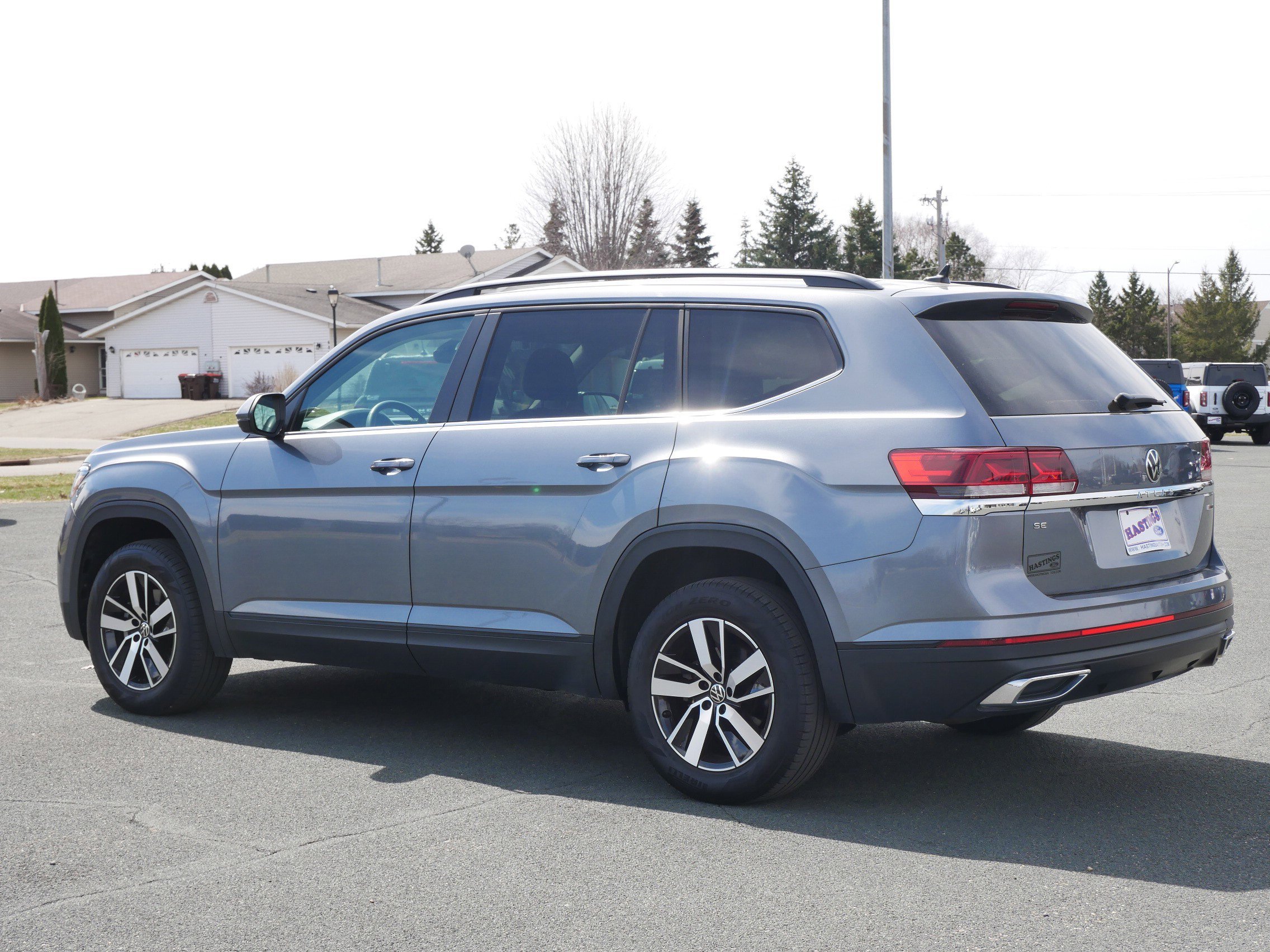 Used 2022 Gray Volkswagen 2.0T SE image 3