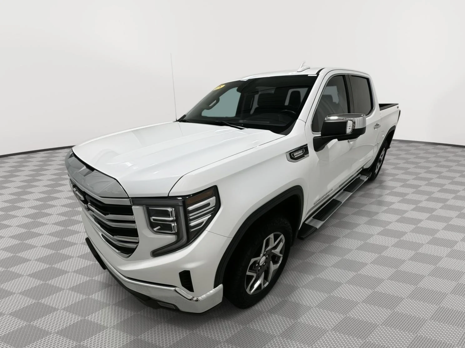 Used 2025 Summit White GMC SLT image 1
