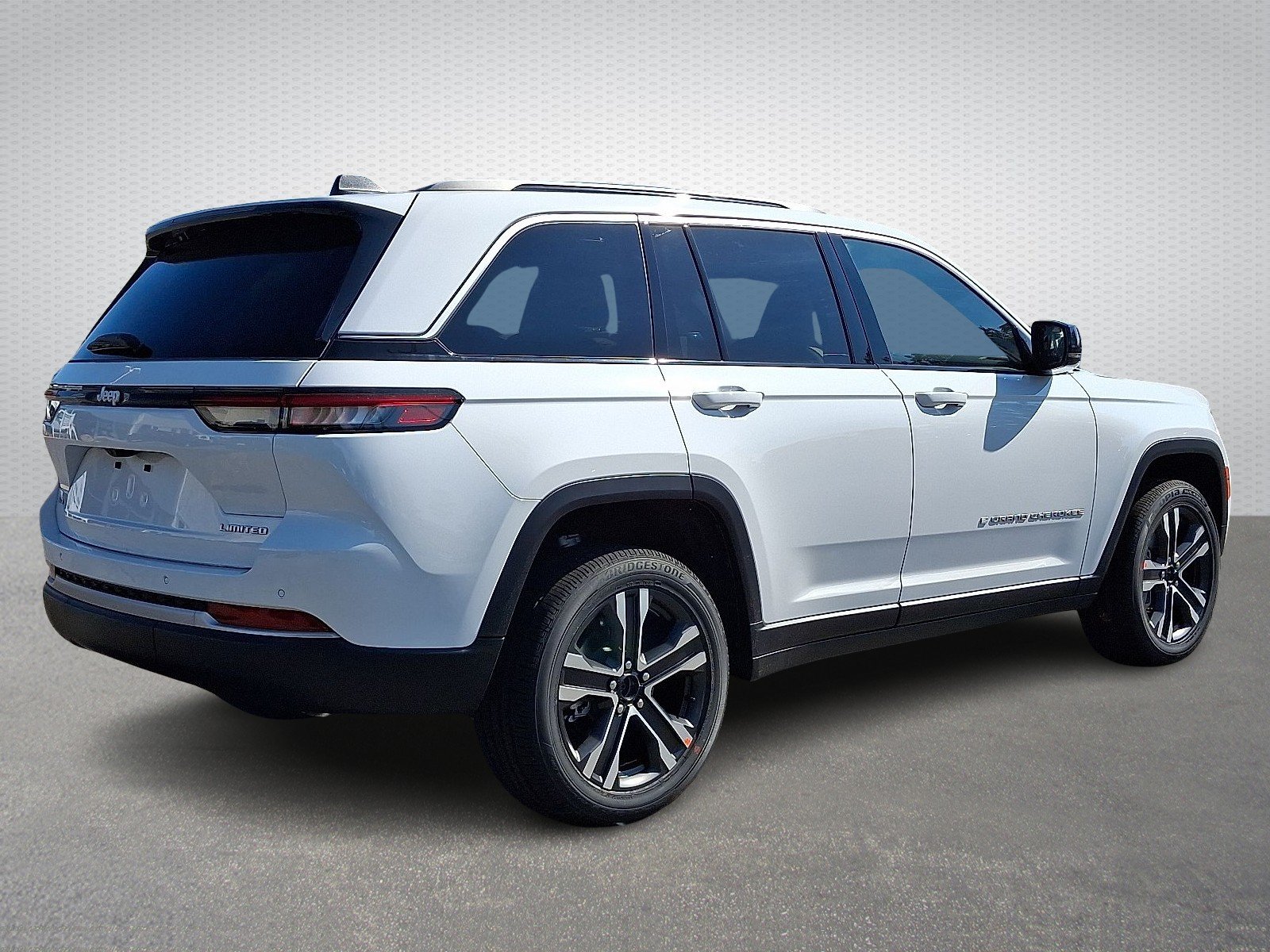 New 2027 Bright White Clear-Coat Paint Jeep Limited 4x2 image 4
