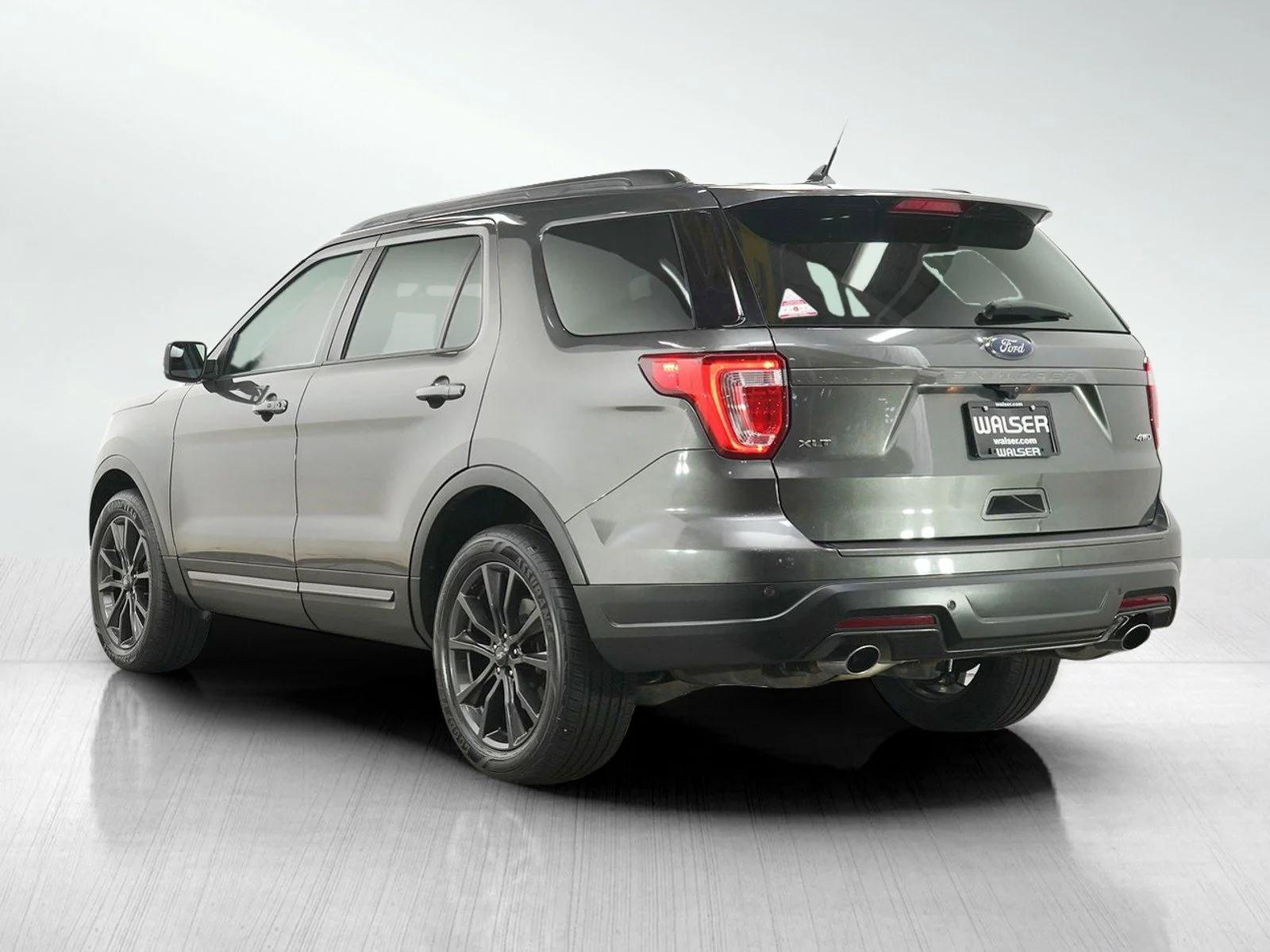 Used 2018 Magnetic Metallic Ford XLT image 3