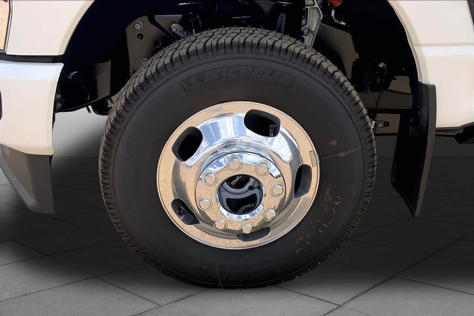New 2026 Star White Metallic Tri-Coat Ford F-350® Platinum® image 11