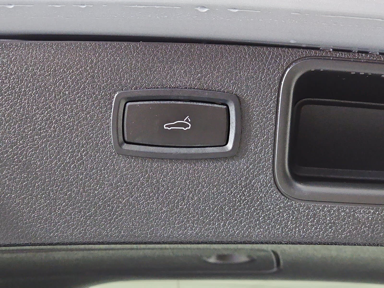 Used 2018 Silver Porsche  image 12