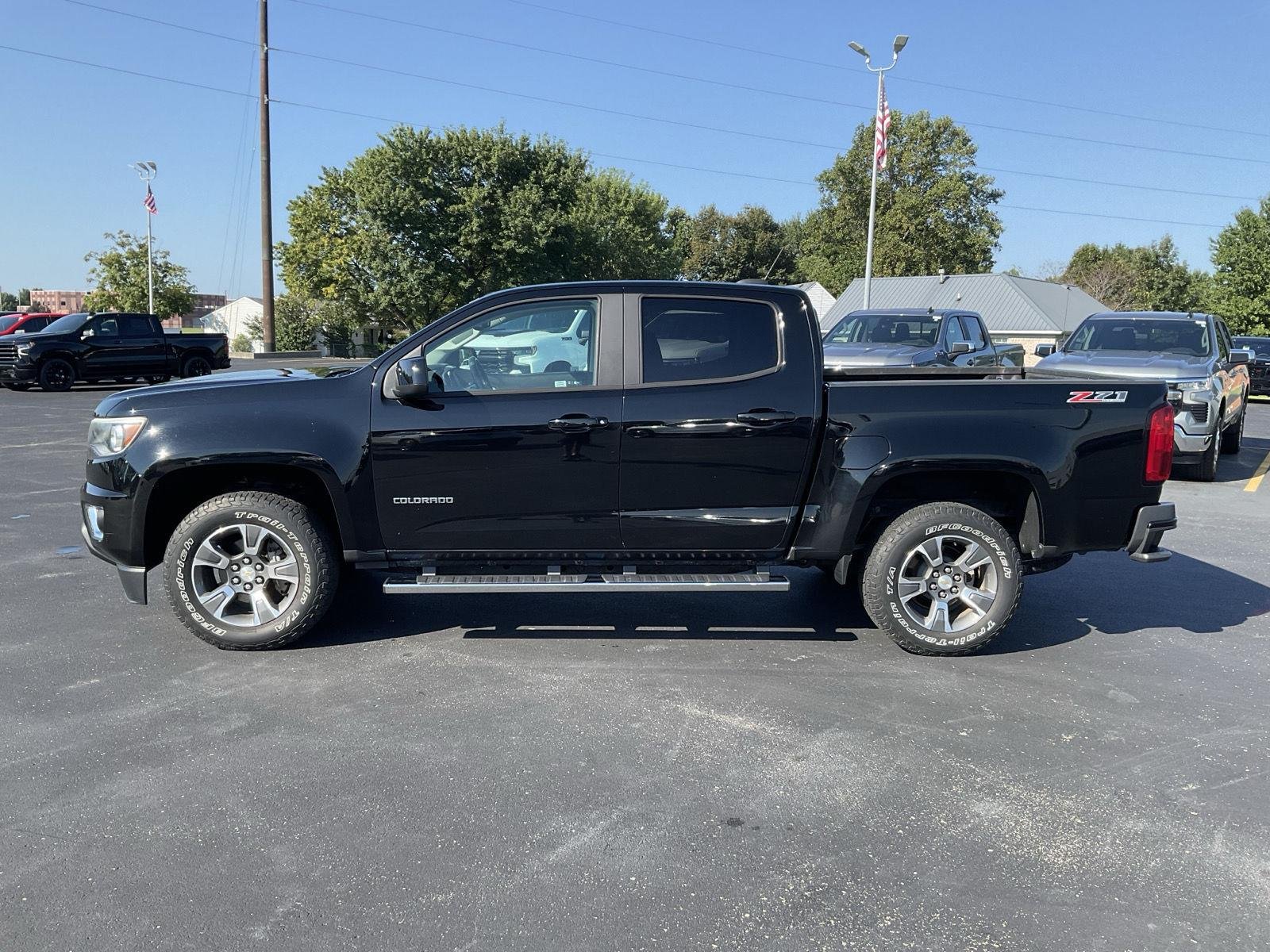 Used 2017 BLACK CHEVROLET TRUCK image 4