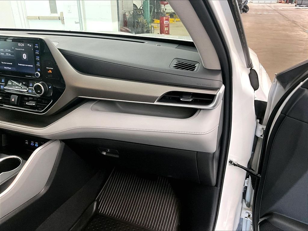 Used 2022 Pearl Toyota XLE image 13