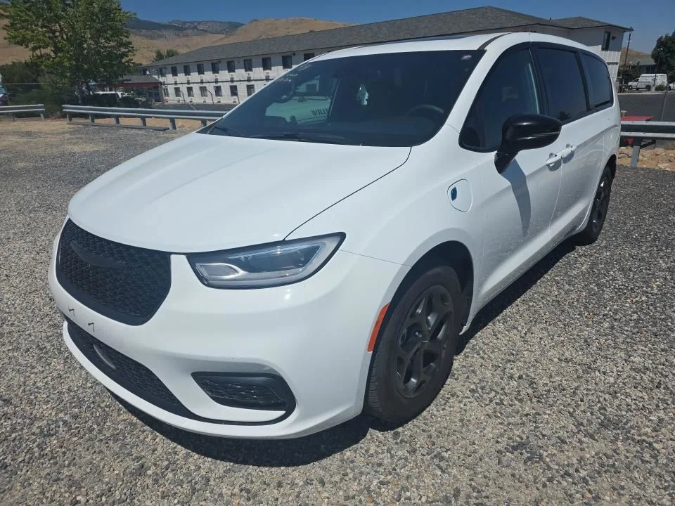 Used 2023 White Chrysler Limited image 8