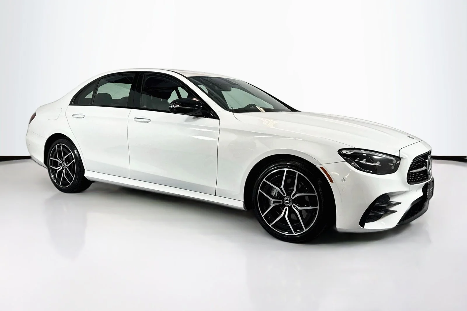 Used 2022 Manufaktur Diamond White Mercedes-Benz E 350 image 3