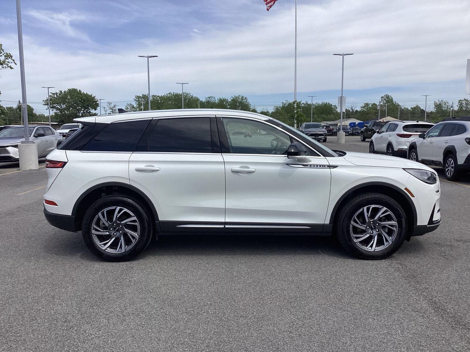 Used 2024 Pristine White Metallic Tri-Coat Lincoln Premiere image 10